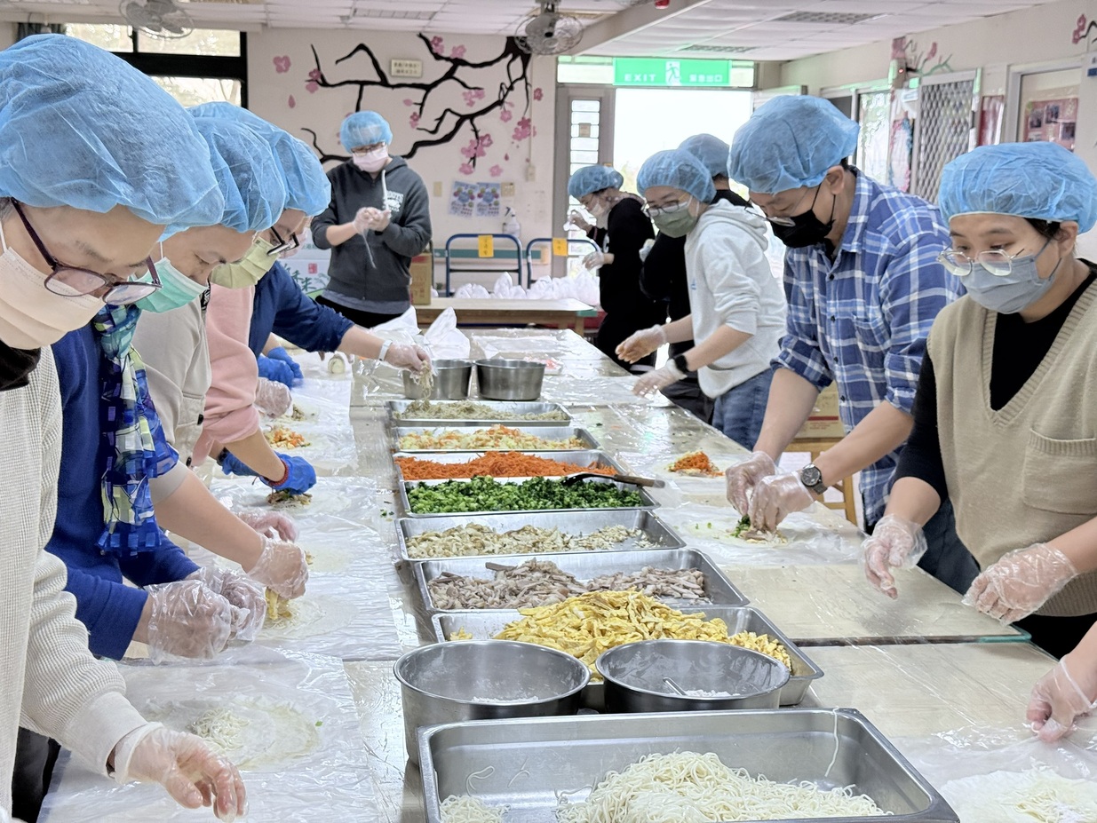 清明節將屆 蓮心園憨兒包春捲贈送獨居長者 (標題圖檔)