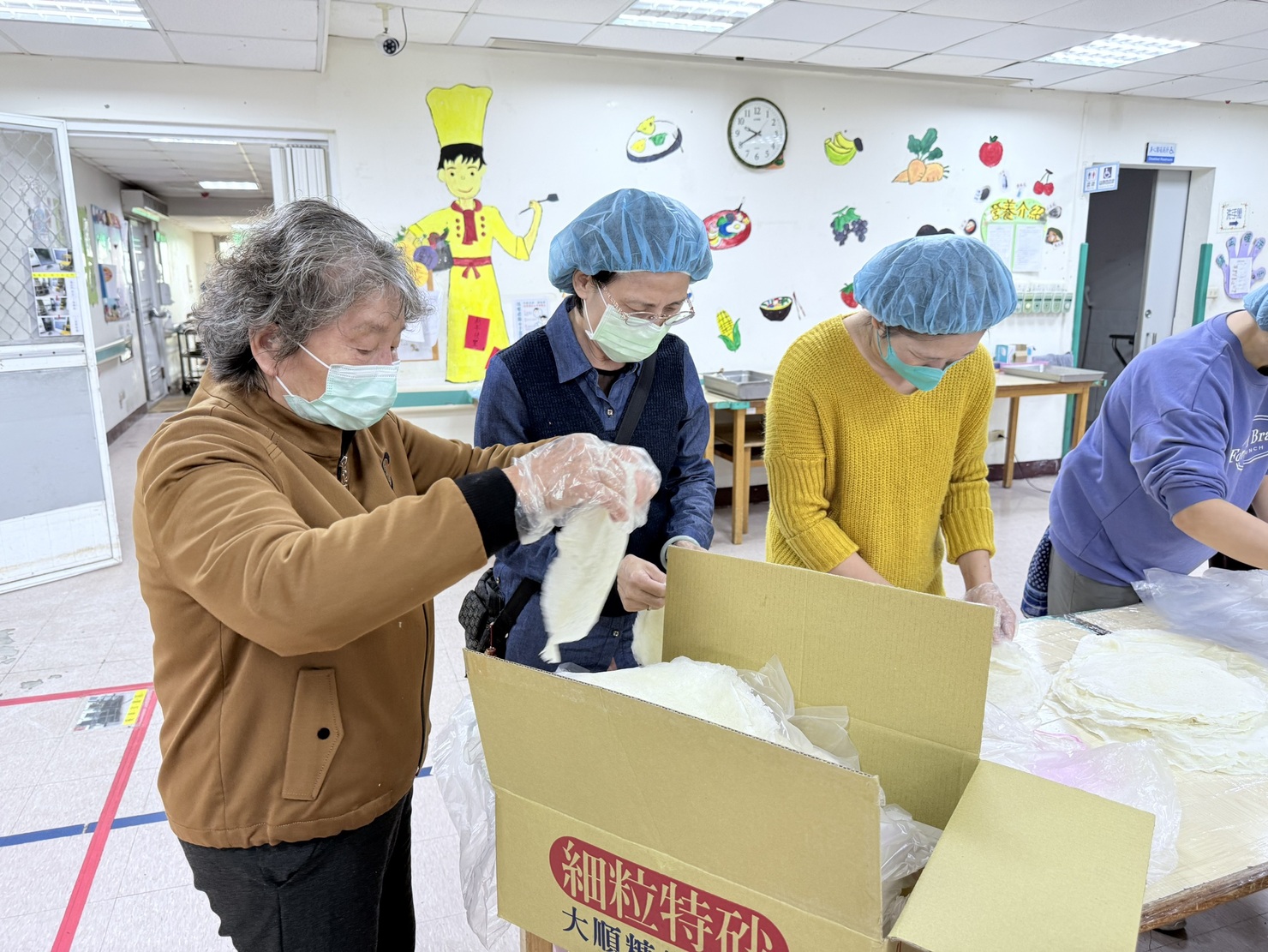 蓮心園基金會憨慢孩子包愛心春捲 分送獨老嚐鮮(標題圖檔)