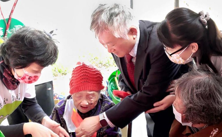 春節將屆 蓮心園席開43桌宴請獨居老人、憨慢孩子(標題圖檔)