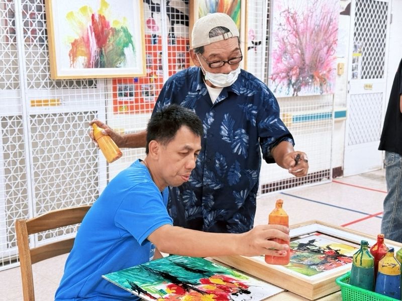【中華日報】藝術治療 陳聰帶領憨兒玩畫學笑 (標題圖檔)