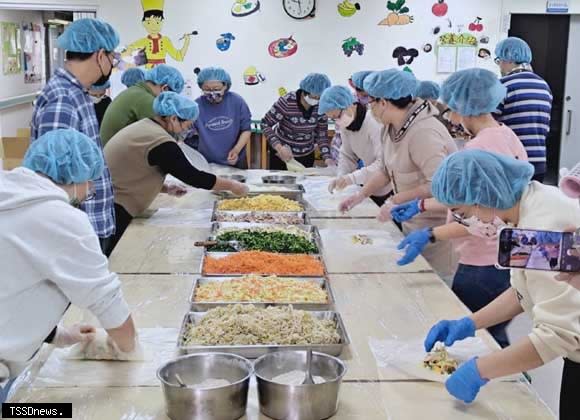 【YAHOO新聞】蓮心園基金會憨慢孩子包愛心春捲 分送獨老嚐鮮(標題圖檔)