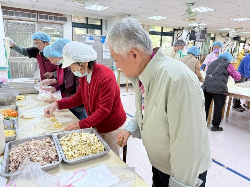 清明節將屆 蓮心園憨兒包春捲贈送獨居長者 (標題圖檔)